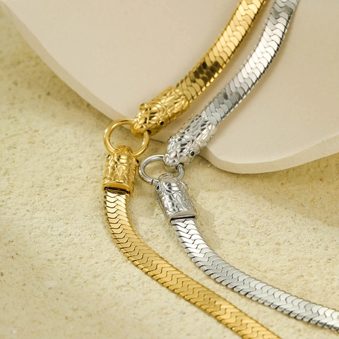 Collier de Clavicule en Forme de Serpent en Acier Inoxydable pour Femmes Plaqué Or 18K Avec Double Tête de Serpent en Zirconia