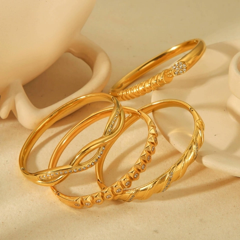 Titanstahl 18K Vergoldet Strass Armreif Für Damen Elegant Geometrisch Gedreht Kreuz Welle Design Nicht Verblassender Schmuck