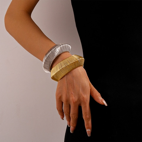 Breiter Offener Armreif Gewebter Metalldraht Geometrisches Quadrat Industrieller Minimalistischer Modeschmuck Damen