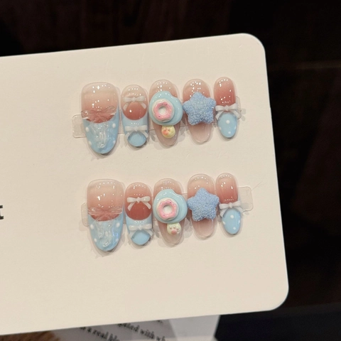 Faux Ongles Faits À La Main Dégradé Rose Bleu Avec Charmes 3D En Résine Nœud Étoile Beignet Style Japonais Doux Manucure