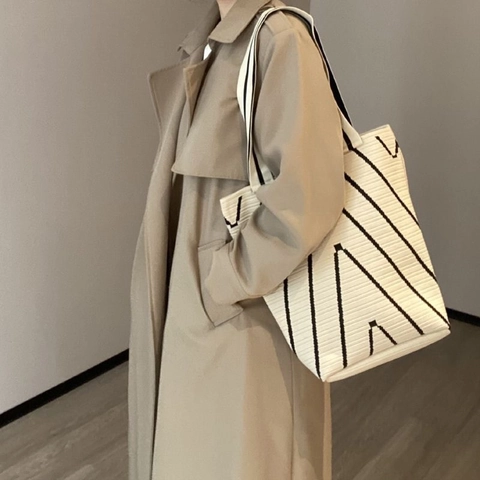 Knitted Tote Bag Women Large Capacity Geometric Stripe Wave Pattern Polyester Minimalist Commuter Shoulder Handbag
