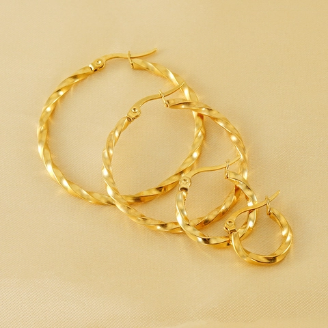 Gedrehte Creolen 18K Vergoldeter Edelstahl Wellentextur Minimalismus Modischer Klickverschluss Schmuck Für Damen