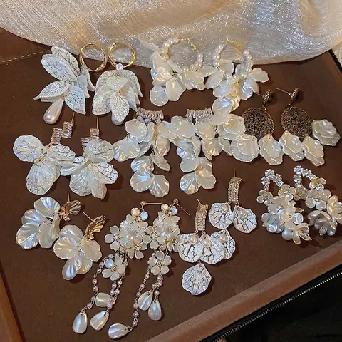 Pendientes Colgantes Florales Elegantes De Estilo Francés Con Poste De Plata Aleación Concha Circonita Y Perla Artificial Para Mujer