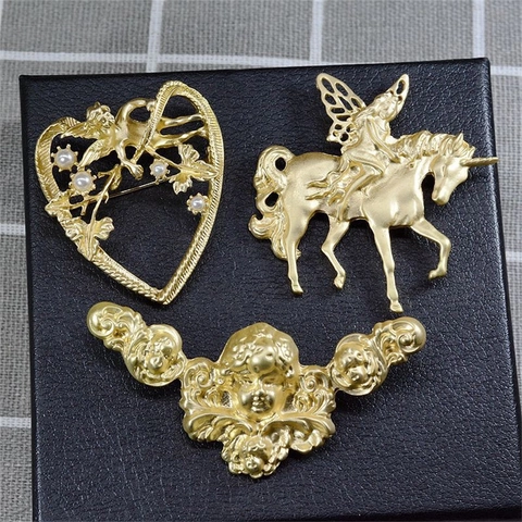 Broche de Aleación de Oro Mate Vintage para Hombres Mujeres Hada Montando Unicornio Corazón Cupido Ángel Querubín Perla Artificial Accesorio Decoración Ropa
