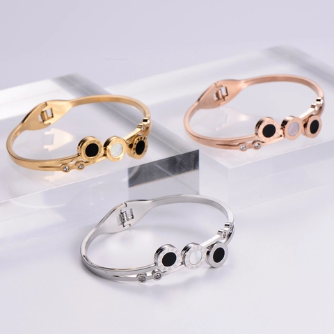 Brazalete De Acero Inoxidable Para Mujer Con Números Romanos Bañado En Oro De 18K Dijes De Concha Joyería Elegante