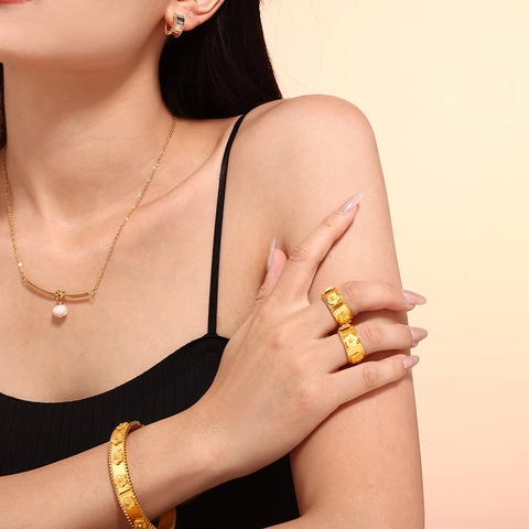 Franse Reliëf Bloem Armring Caleidoscoop Ring Set Titanium Staal 18K Verguld Vintage Elegante Sieraden Voor Vrouwen