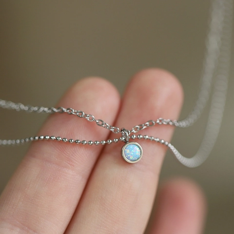 Doppellagige Halskette Titanstahl Runder Synthetischer Blauer Opal Anhänger Eleganter Minimalistischer Schmuck
