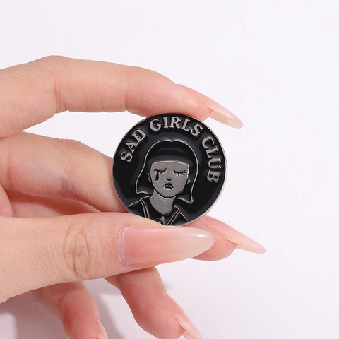 Spille Smaltate in Lega di Zinco Punk Gothic Sad Girls Club Slogan Spille Rotonde Badge Estetici per Decorazione Zaino Giacca