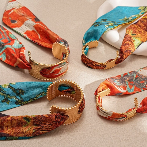 Brazalete Etnico Retro Aleación Oro Hueco Con Pañuelo De Satén Cinta Estilo Artístico Para Mujeres