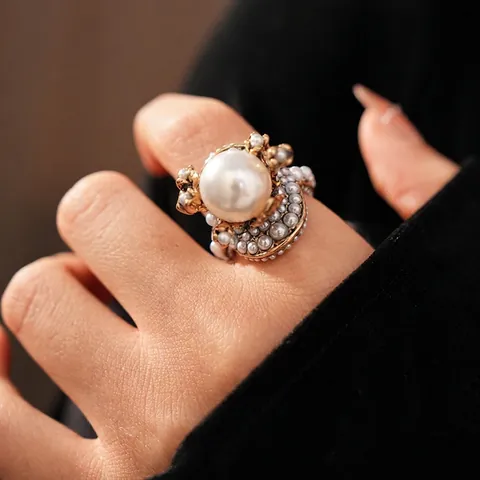 Vintage Artificial Baroque Pearl Flower Ring Alloy With Faux Artificial Pearls Luxury Palace Style Jewelry For Women Elegant Niche Accessory