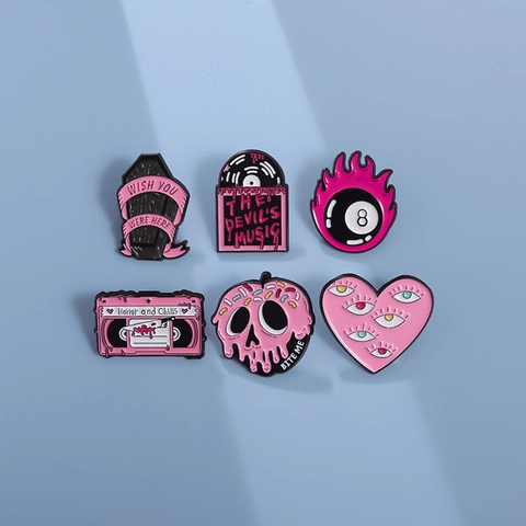 Spilla Smaltata Rosa Nero Lega Di Zinco Gotico Teschio Cuore Disco Vinile Bara Cassetta Punk Distintivi Da Risvolto Decor