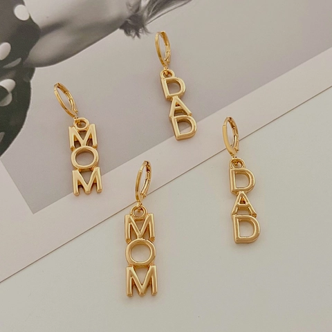 Retro Minimalist Golden Alloy MOM DAD Letter Dangle Earrings For Women English Alphabet Ear Hoops Mother's Day Gift Jewelry