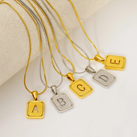 Collar Con Colgante De Letra De Acero Inoxidable Chapado En Oro Textura Mate Inicial Cuadrada Cadena De Serpiente Joyería De Moda