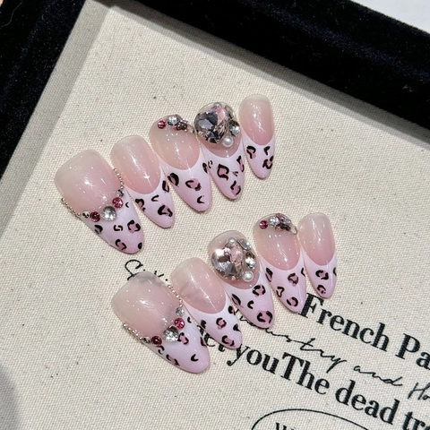 Uñas Postizas Hechas A Mano Nude Pink French Estampado Leopardo Con Diamantes De Imitación Corazón Perlas Artificiales Lujo Almendra Para Mujeres