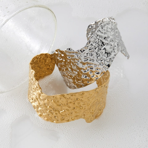 Edelstahl Unregelmäßige Hammerschlag-Textur Offener Armreif Breites Band Minimalistischer Moderner Vintage-Stil Kühner Schmuck