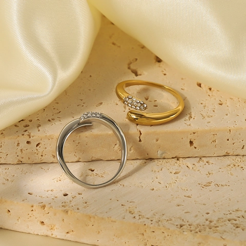 Anello Regolabile Aperto Minimalista Acciaio Inossidabile Con Zirconia Placcato Oro 18K Design Hugging Donna