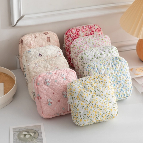 Gesteppte Polyester Aufbewahrungstasche Tragbare Reißverschlusstasche Für Damenbinden Kosmetik Florale Cartoon Muster Reiseorganisator