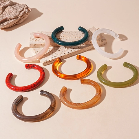 Bracciale Rigido Aperto A Forma Di C In Acrilico Retro Con Motivo Marmorizzato Minimalista Per Donna