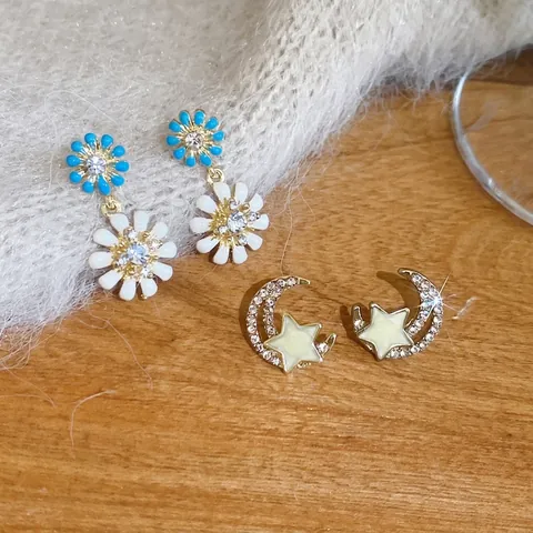 Daisy Flower Dangle Drop Earrings Enamel Alloy Rhinestone Gold Plated With Silver Earring Post Elegant Women