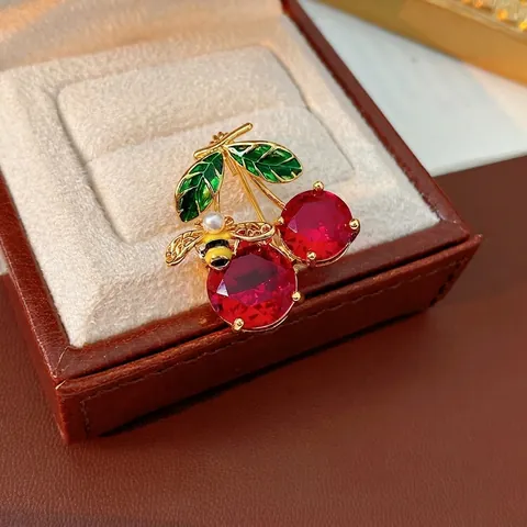 Spilla Ciliegia E Ape Vetro Perla Artificial Rame Smalto Frutta Animale Moda Dolce Elegante Gioielli Per Donna