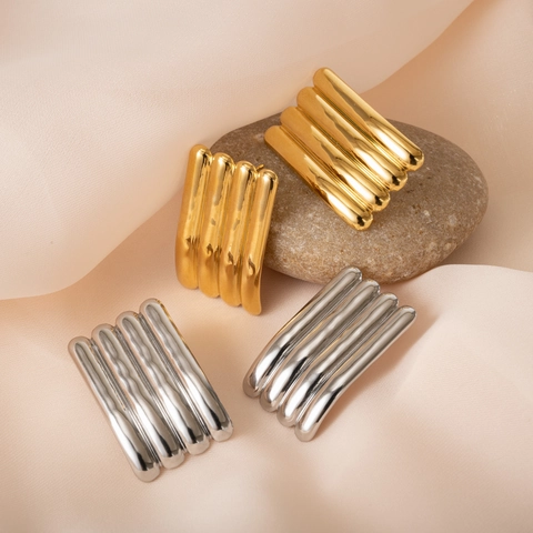 Orecchini a Bottone Vintage Geometrici in Acciaio Inossidabile a Pieghe per Donna Placcati Oro 18K Struttura Metallica Minimalista