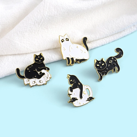 Broche de Esmalte de Gato Negro y Blanco Creativo de Aleación Con Luna y Estrellas para Mochila Accesorios de Ropa Joyería Gótica