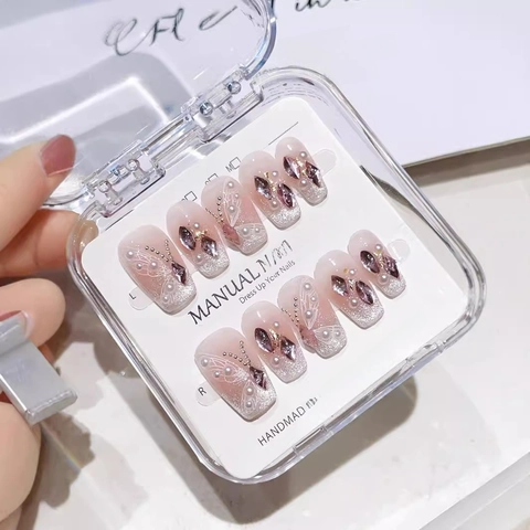 Handgefertigte Press On Nägel Sarg Lang Verlauf Nude Rosa Schmetterling Strass Künstliche Perle Luxus Fee Stil Für Damen