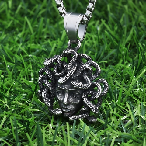 Collier Pendentif Tête De Gorgone Acier Inoxydable Vintage Mythologique Bijoux Cheveux De Serpent Pour Hommes Et Femmes Rétro Style Hip Hop