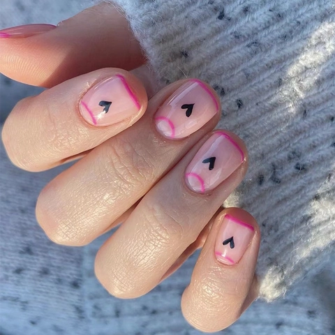 Französische Künstliche Nägel Zum Aufdrücken Kurze Quadratische Form Rosa Glänzend Mit Schwarzem Herzmuster Mode Maniküre
