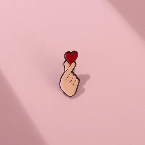 Creatieve Schattige Cartoon Vinger Hart Emaille Speld Legering Rood Hart Druppel Olie Badge Sieraden Cadeau Voor Vrouwen