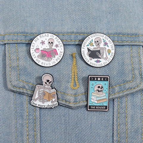 Broche De Esmalte Esqueleto Leyendo Libro Aleación Zinc Tarot The Reader Pin Halloween Para Ropa Bolso Chaqueta