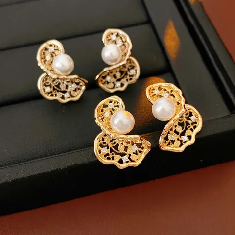 Orecchini Vintage Francesi Foglie Traforate Rame Placcato Oro Con Zircone Perla Artificial Sintetica E Perni Per Orecchini In Argento