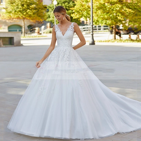 Elegantes Hochzeitskleid Mit Spitzenapplikationen Tiefer V Ausschnitt Ärmellos Rückenfrei Lange Schleppe Tüll Brautkleid