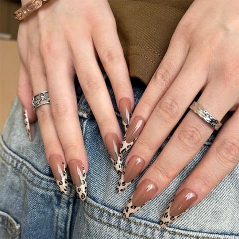Press On Nagels Lange Amandelvorm Kunstmatige Luipaard Franse Stijl Glanzend Nude Bruin Valse Nagels
