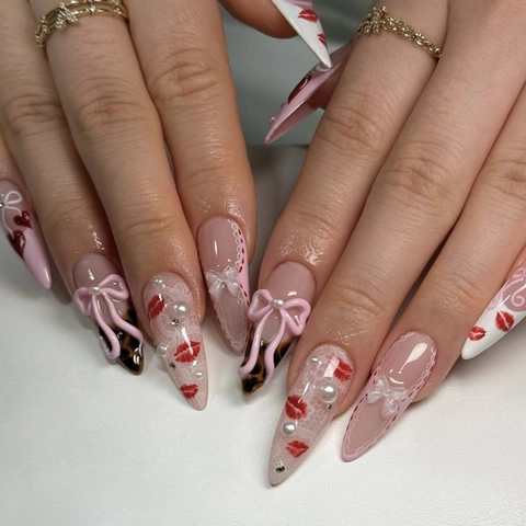 Rosa Lange Stiletto Künstliche Fingernägel Mit 3D Schleife Rote Lippen Herz Leopardenmuster Künstliche Perle Straßstein Aufklebbare Nägel