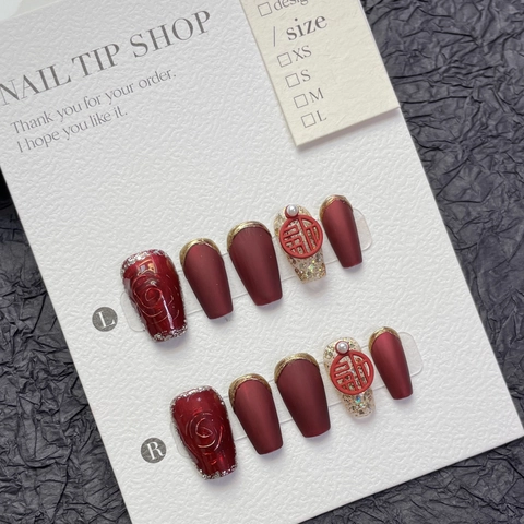 Uñas Postizas Artesanales Estilo Chino Peonía Roja Rojo Vino Mate Forma Ataúd Borde Dorado Relieve Diamante de Imitación Perla Artificial Juego Manicura Festiva