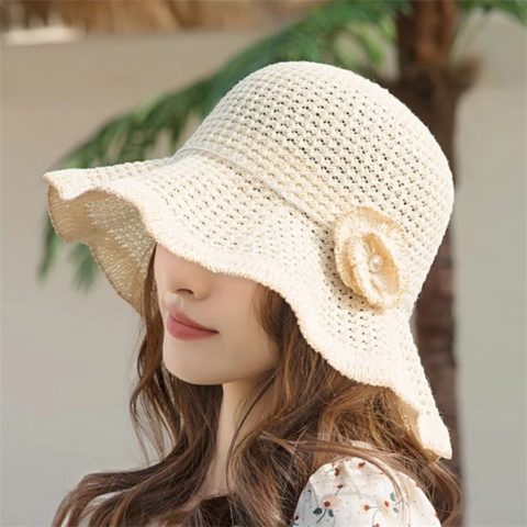 Women Straw Bucket Hat Wavy Brim Flower Artificial Pearl Decoration Summer Breathable Foldable Beach Sun Hat Elegant