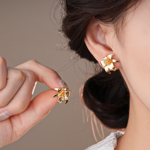 Flower Stud Earrings Alloy With Silver Earring Post Matte Gold Finish French Retro 3D Floral Elegant Jewelry For Women