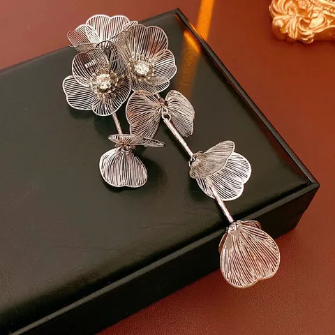 Bloemen Broche Legering Strass Lange Kwast Hanger Hol Metaalgaas Elegant Mode Sieraden Voor Vrouwen