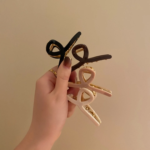 Elegant Twist Hair Claw Clip Plastic Resin Hairpin Non Slip Strong Hold Hair Accessories For Women Girls Minimalist Style