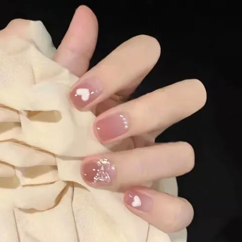 Uñas Postizas Cortas Rosa Nude Con Corazón Blanco Perla Artificial Y Decoración De Mariposa Con Purpurina 3D Estilo Dulce Y Elegante