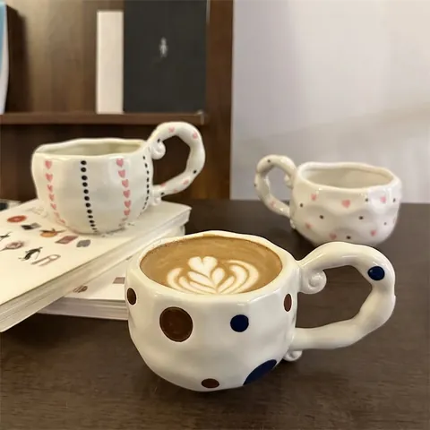Tasse À Café En Céramique Style Rétro Français Mug Forme Irrégulière Poignée Torsadée Fleurs Peintes À La Main Cœur Pois