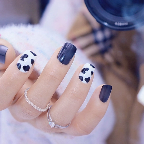 Cow Print Press On Nails Black White Color Block Short Square Shape Detachable Reusable Artificial Fingernails Plastic