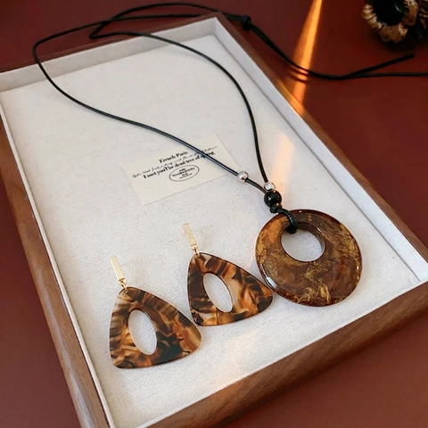 Geometric Resin Jewelry For Women Vintage Amber Leopard Pattern Alloy Necklace And Earrings With Silver Earring Post