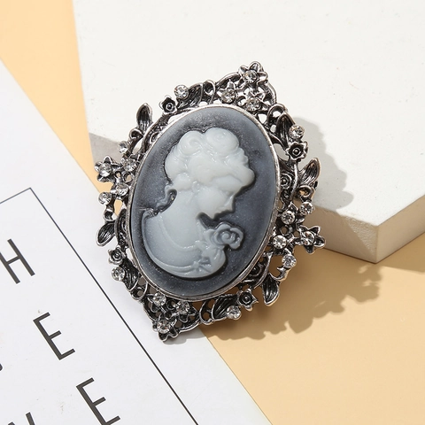 Vintage Victorian Cameo Brooch Alloy Rhinestone Relief Portrait Badge For Women Elegant Decorative Apparel Accessory
