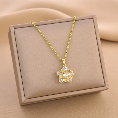 Light Luxury Stainless Steel Flower Pendant Necklace With Zirconia Gold Plated Clavicle Chain Fashion Jewelry For Women Gift