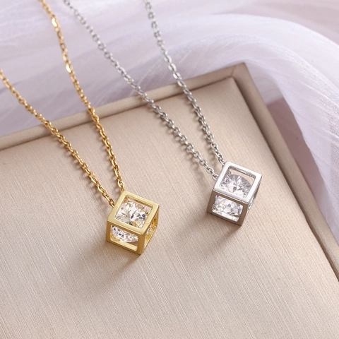Collier Pendentif Cube Creux Géométrique Acier Titane Minimaliste Zircon Flottant Chaîne De Clavicule Bijoux Pour Femmes