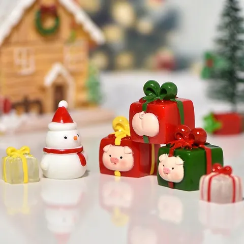 Figurine Miniatura Di Natale Resina Pupazzo Di Neve Maialino Scatola Regalo Casa Di Pan Di Zenzero Decorazione Da Tavolo