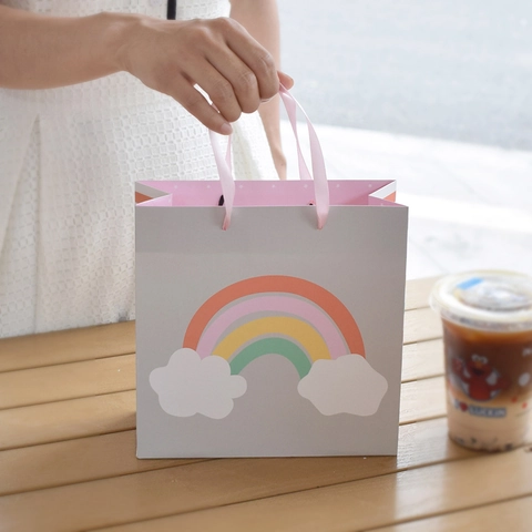 Sacchetto Regalo in Carta Con Arcobaleno e Nuvole Manico in Nastro Rosa Borsa Decorativa Quadrata Grigia per Feste