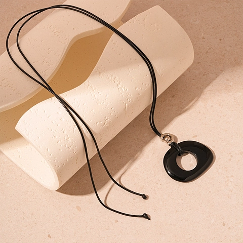 Vintage Simple Resin Geometric Oval Long Pendant Necklace Alloy Leather Rope Sweater Chain For Women Elegant Accessory